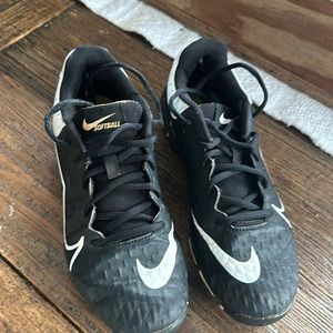 Nike fast flex softball cleats. Black in color sz 7.5 women’s